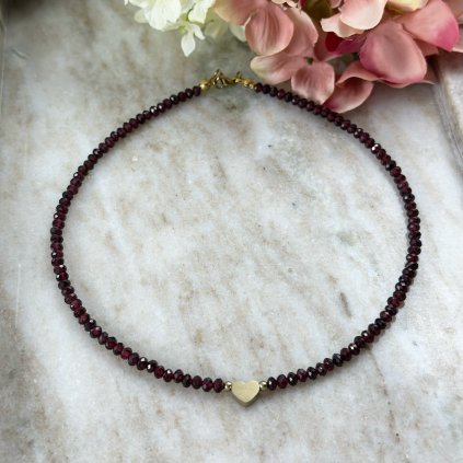 Náhrdelník s granáty a srdíčkem