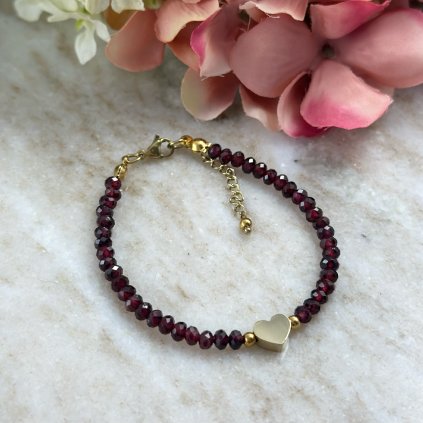 Náramek s granáty a srdíčkem