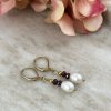 Visací náušnice s říční perlou a granátem