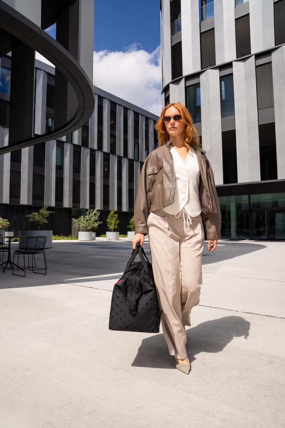 MT7075_allrounder-L_glossy-dots-black_reisenthel_RGB-Master_PE_01