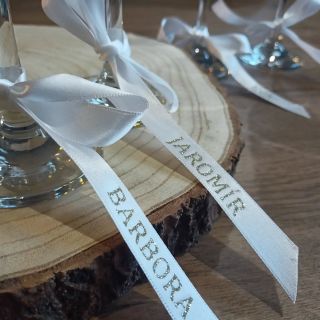 Svatební jmenovky na stužce. Kouzlo svatby 💜 #svatebnijmenovky #markeescz