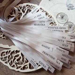 Úžasné svatební jmenovky na stužce 🎀🥂 #svatebnijmenovky #svatebnistuhy #svatebnidekorace #svatebnistul #svatba #markeescz