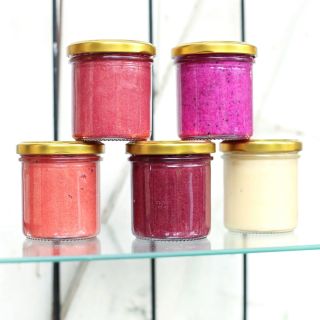 Učitelé si za ten rok zaslouží něco extra. Třeba ochucený med, který neuvadne a mizí lžičkou. 🤩🍯 Objevte borůvky, mango,...