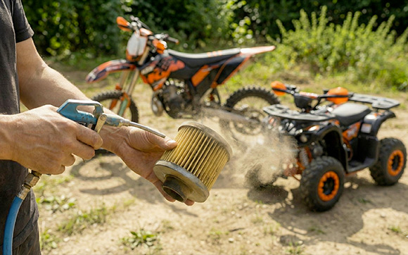 Detail motoru KTM a výfukového kolena, náhradní díly