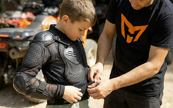 Motokrosový jezdec KTM v plné výbavě na trati