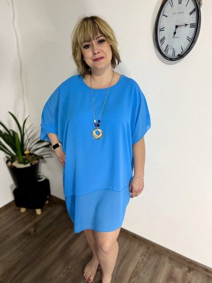 Vrstvené šaty s motýlkovými rukávy Aurora