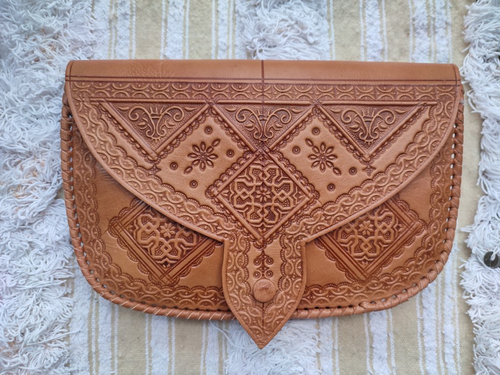 Kožená kabelka s ornamenty