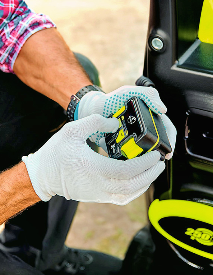 Brzké jaro na zahradě  s postřikovačem