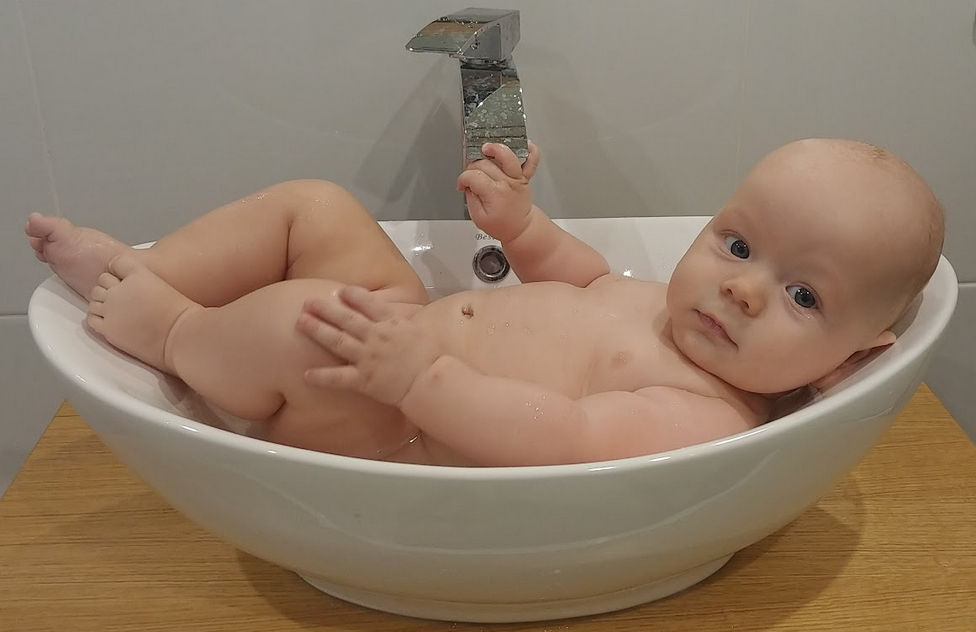 Tipy, jak si užít koupání miminka a pečovat o pokožku vás obou