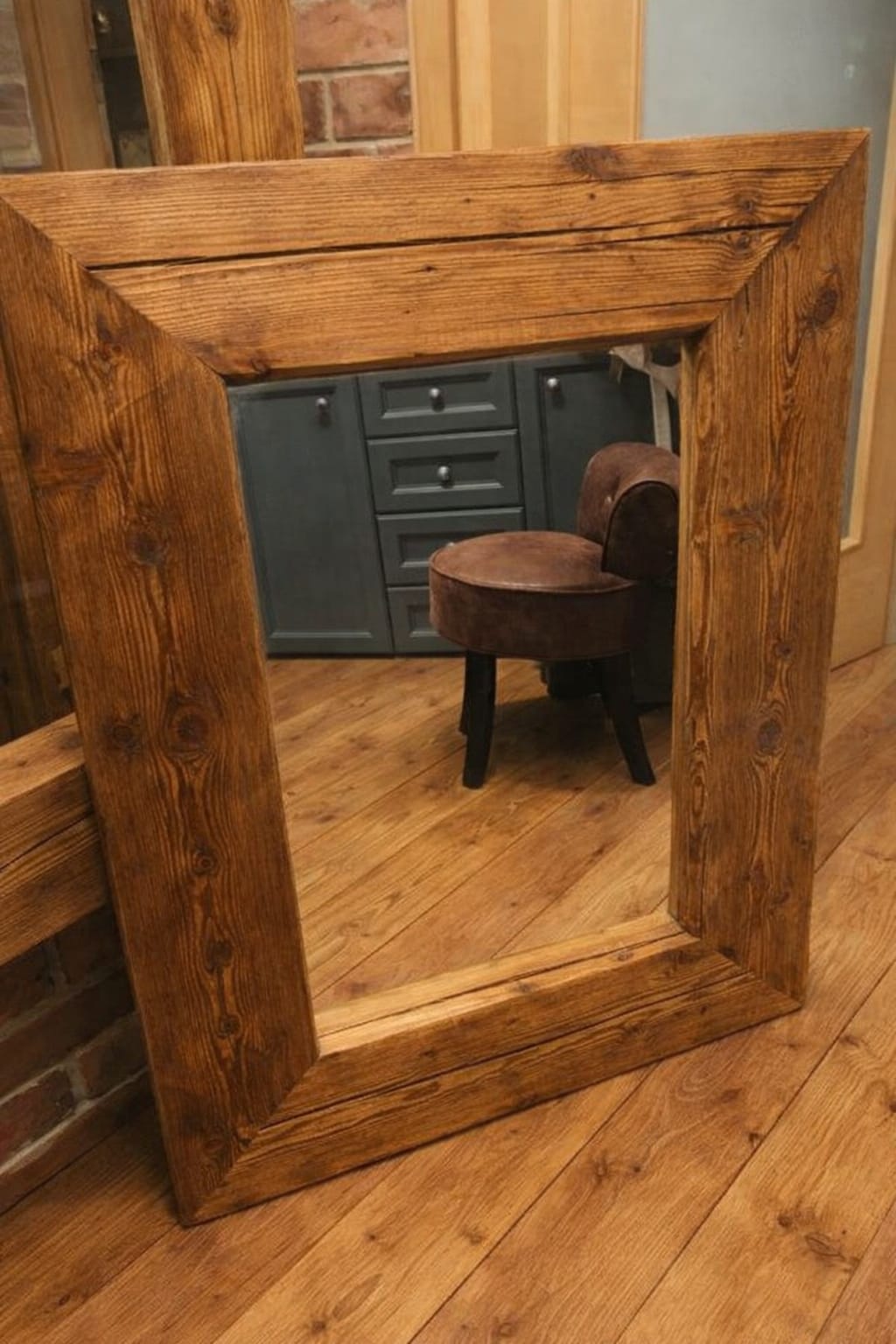 Rustikální zrcadlo z masivního dřeva – široký patinovaný rám - PRODÁNO