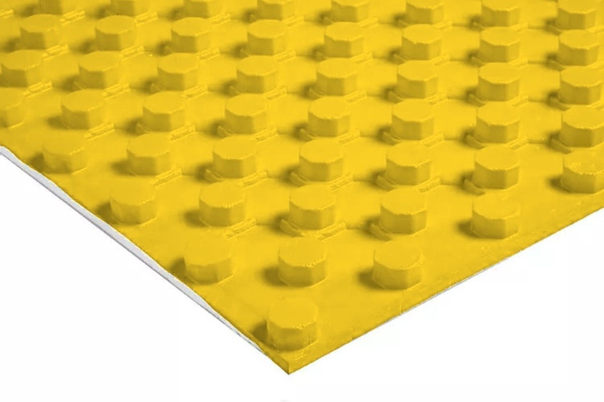 Detailný pohľad na systémovú dosku MARROY semiFORM 15 so žltým striekaným HIPS filmom a tvarovanými výstupkami pre uloženie rúr Ø 16–18 mm, určenú pre teplovodné podlahové kúrenie