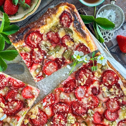 Jogurtový koláč s rebarborou a jahodami