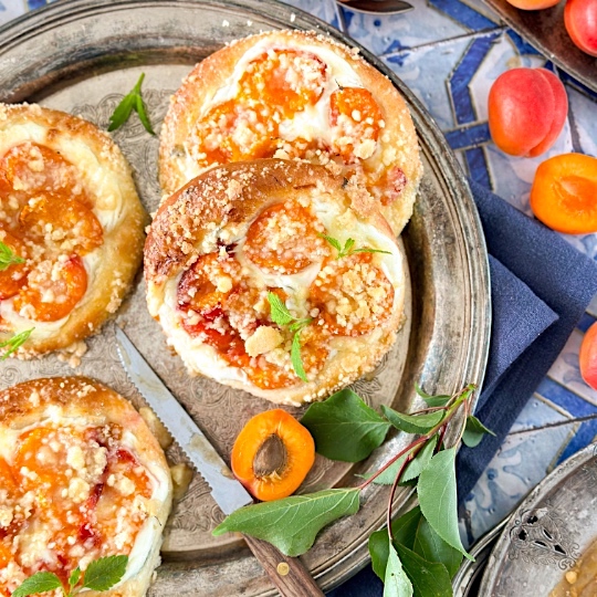 Meruňkové koláče s meduňkou