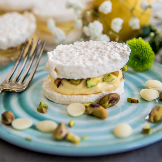 Laskonky s citrónem, bílou čokoládou a pistáciemi