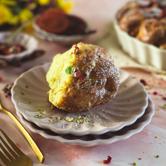 Voňavý velikonoční medový koláč s kořením a růží