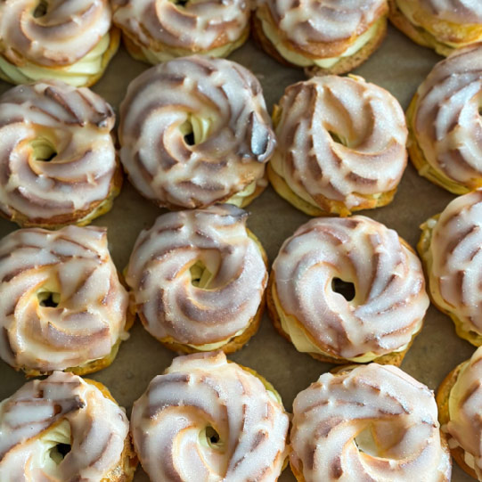 Věnečky s vanilkovým krémem a citronovou polevou