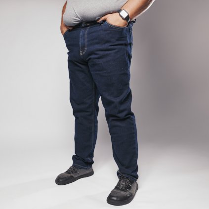 Tmavomodré džínsy bez úpravy na modelovi