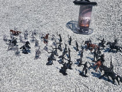 Figurky rytířů s koňmi v boxu - 52 ks