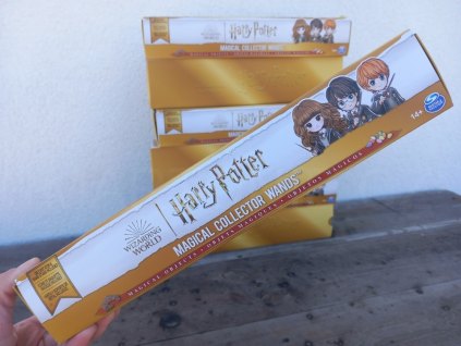 Harry Potter sběratelské hůlky s podstavcem - náhodné