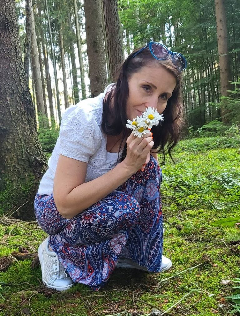 Martina v přírodě s květinami