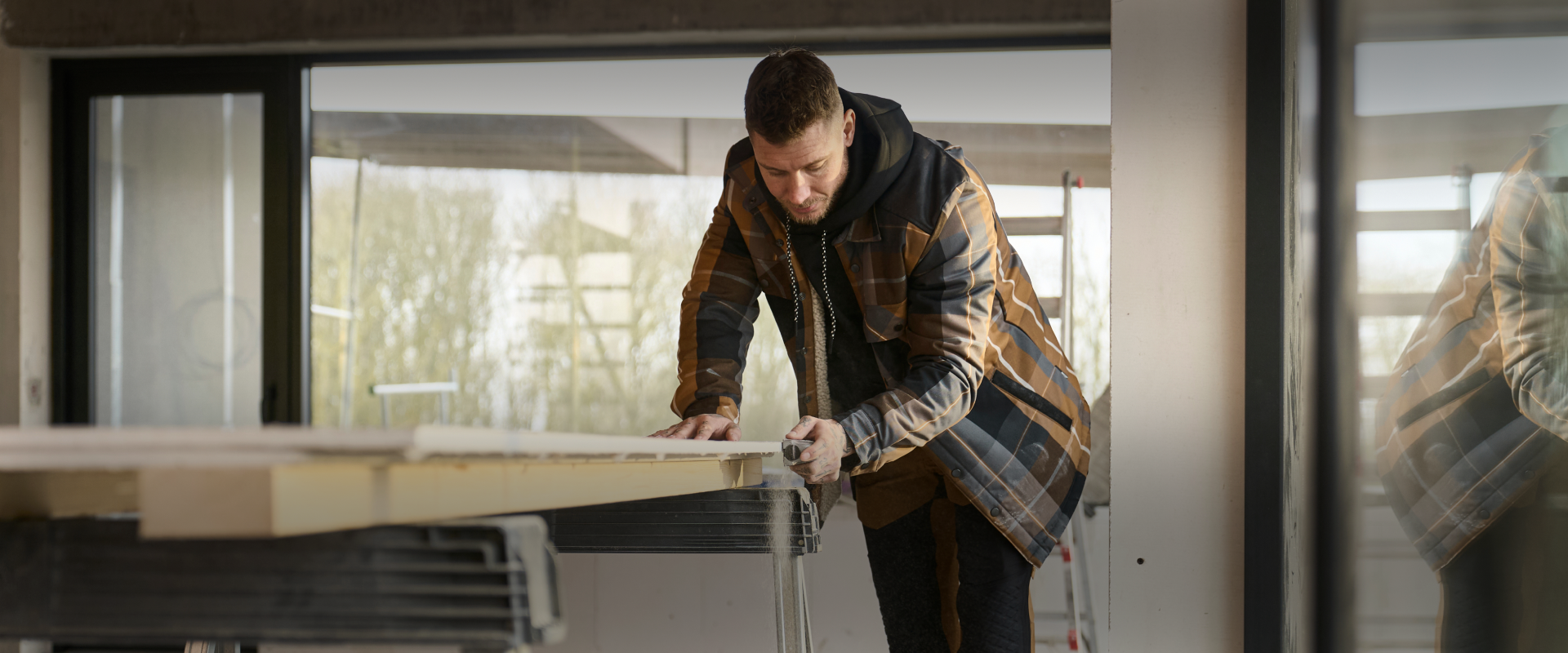 pracující muž oblečen do Mascot Workwear