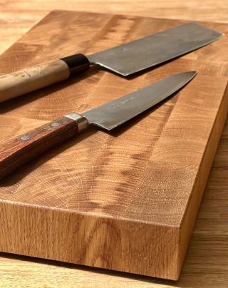 Dubové masivní prkénko z odřezu stolové desky. Jednoduchý design, gumové nožičky, Osmo olej... #drevo #wood #pracesedrevem...