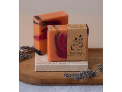 kiss and hug naranca cimet 1367x2048 (1) (1)