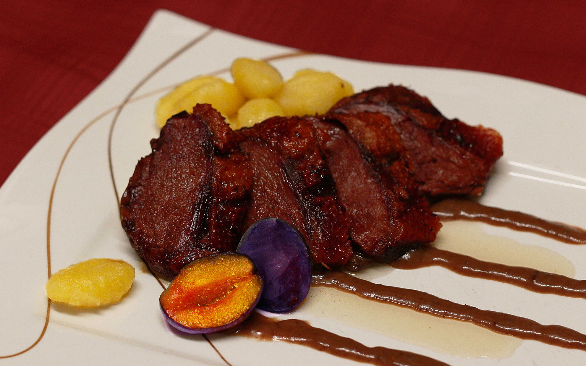 Husí prsa s perníkovou omáčkou a bramborovými noky