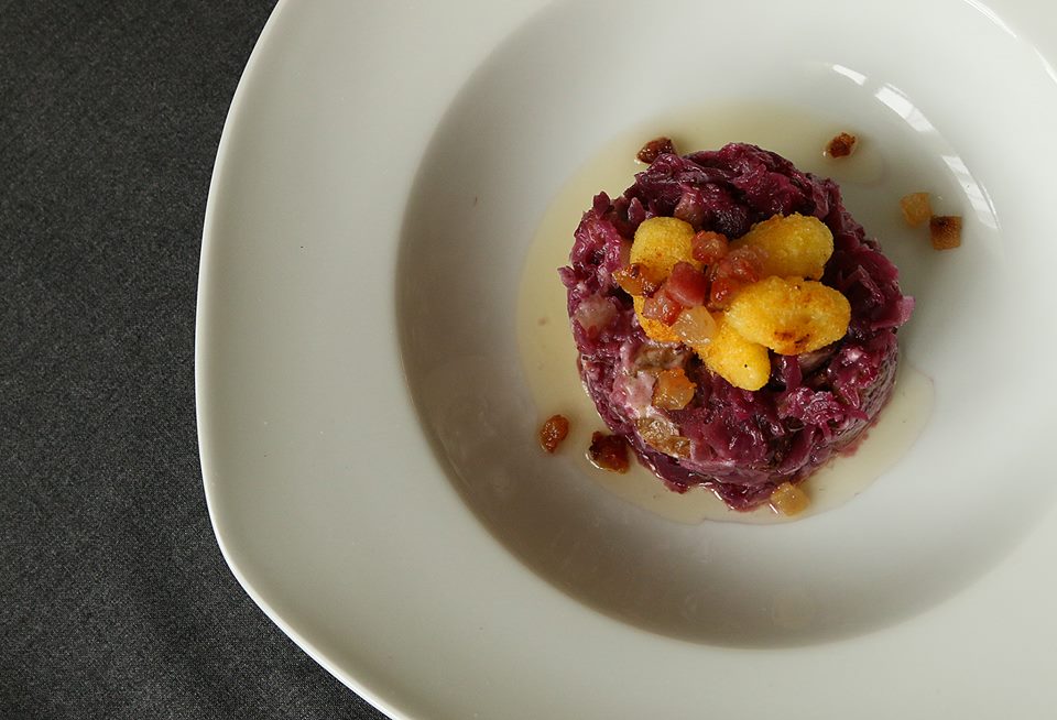 Zapečené jehněčí v červeném zelí, bramborové noky