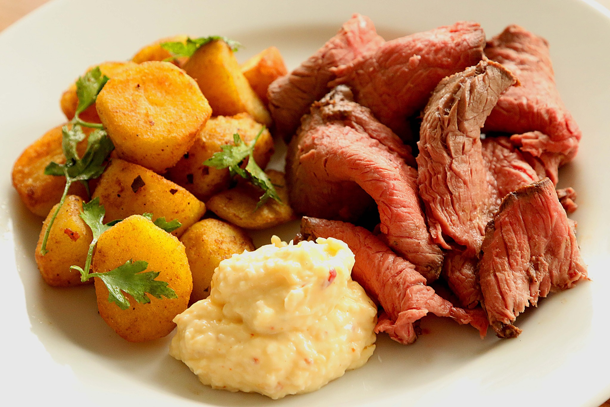 Roastbeef s křenovou majonézou a pečenými bramborami