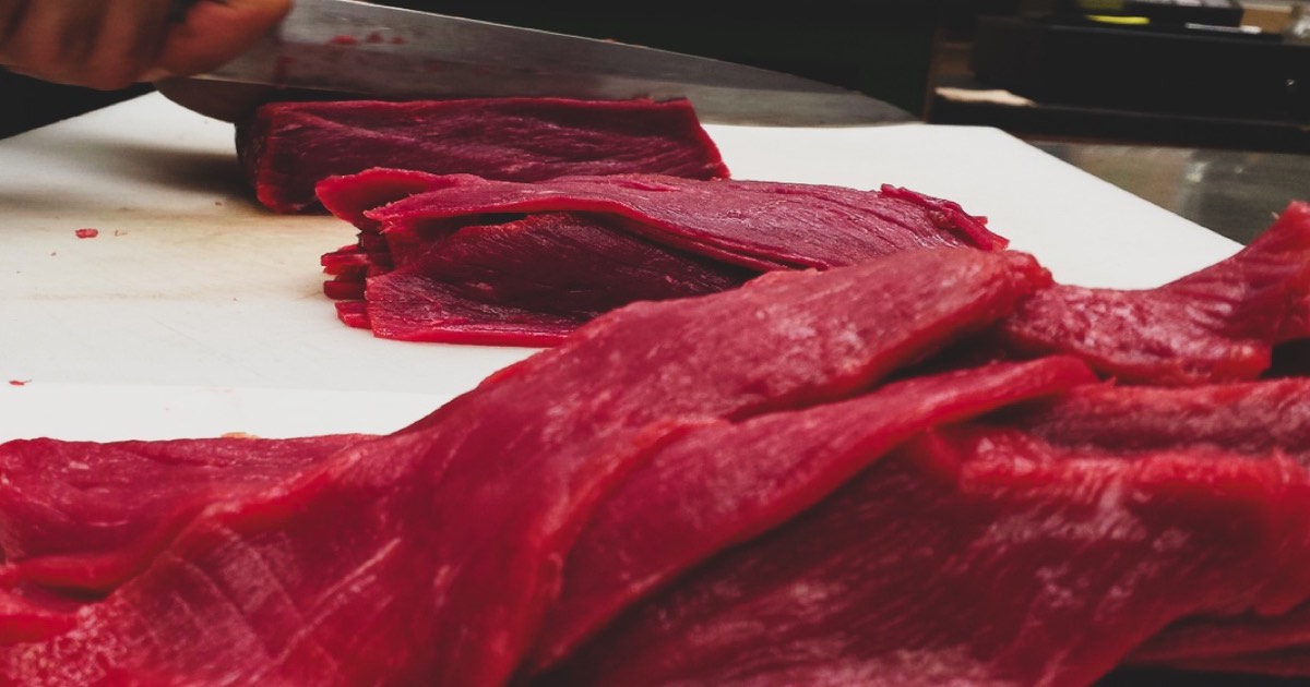 Prečo naše mäso stále krájame ručne a nemáme radi éčka?