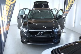 🖤 Když černá dostane úplně nový rozměr. Tohle Volvo XC40 přijelo s jasným cílem ✨ OCHRÁNIT LAK před prachem, pylem,...