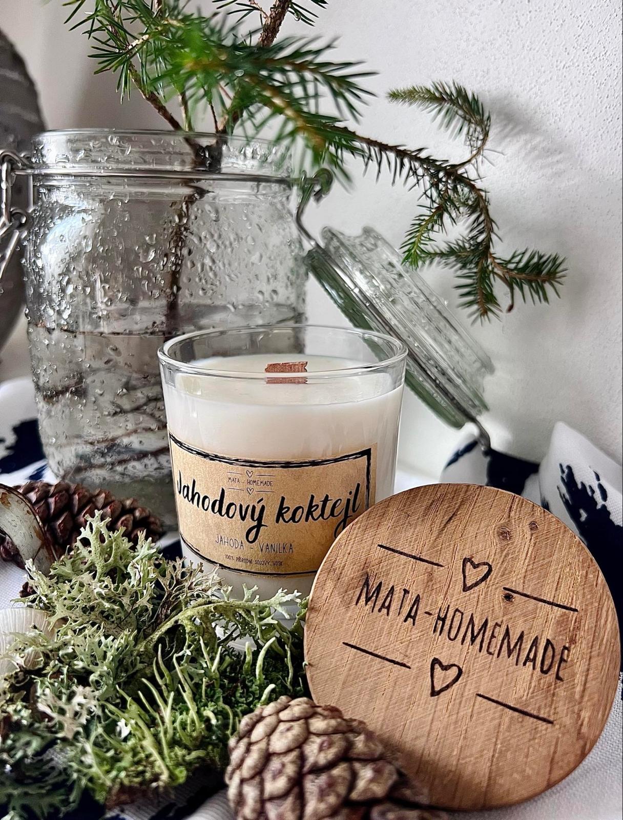 SOJOVÁ SVÍČKA - JAHODOVÝ KOKTEJL SE DŘEVĚNÝM VÍČKEM