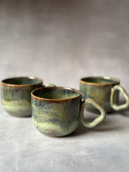 Hrnek s modelovaným ouškem - více variant