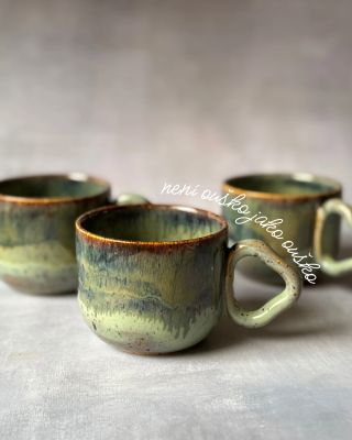 Není ouško jako ouško S uchem na hrnku si jde hezky pohrát, může být tažené, modelované, rovné, křivé, oblé, hranaté.....