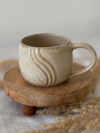 V jednoduchosti je krása 🤍 Tahle glazura jde se mnou téměř od začátku, a stále se k ní ráda vracím. Máte na keramice...