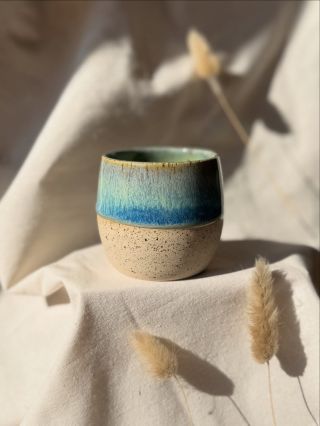 Miluju, když do ateliéru zasvítí slunce☀️. A kousky s vlnitým podedním jsou zpět. 🤗 Schválně jsem se snažila dohledat, kdy...