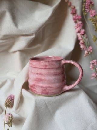 S přicházejícím jarem a sluncem se pomalu proměňuje i moje keramika. 🌸 Po klidnějších tónech přichází chuť na barvy,...