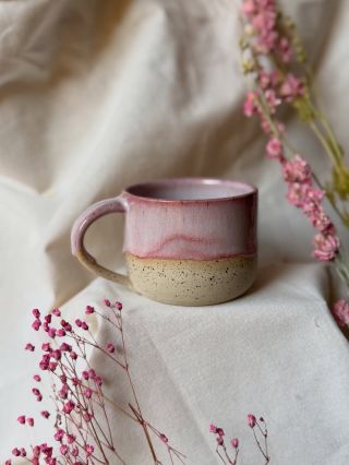 Fuchsia 🌸 Kameninový hrneček se sytě růžovou glazurou. V téhle nízké variantě můj oblíbenec na velký kafe.☕️ Z čeho pijete...