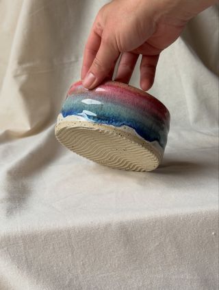 Něco, co se vymyká mé běžné tvorbě… a přesto si pomalu nachází své místo. 🤍 Vlnité podední si získává čím dál větší...