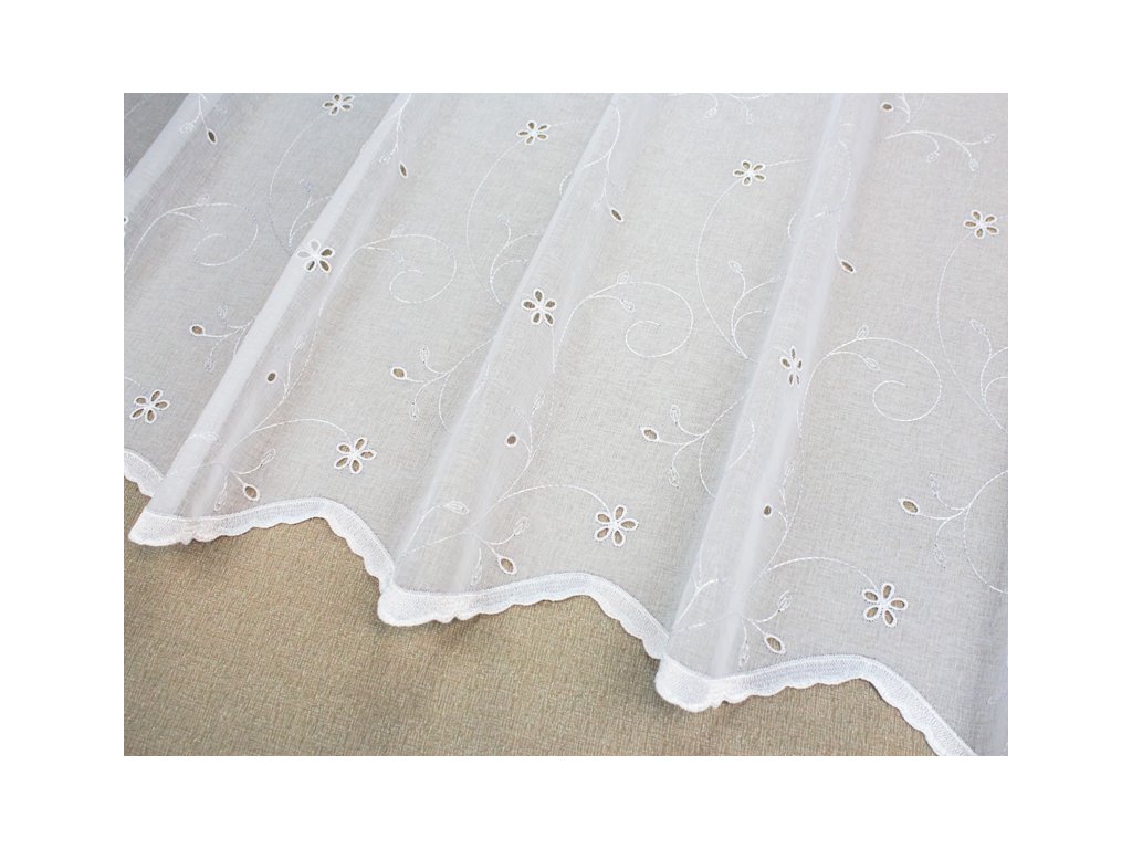 Vyšívaná záclona na tkaném batistu - MATAS