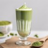 matcha latte s bielou cokoladou