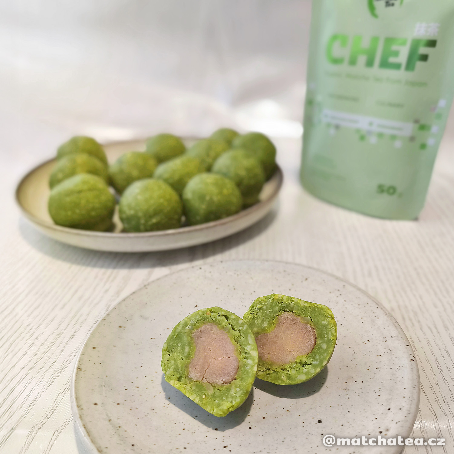 Nepečené matcha kešu kuličky s kaštanovým srdcem