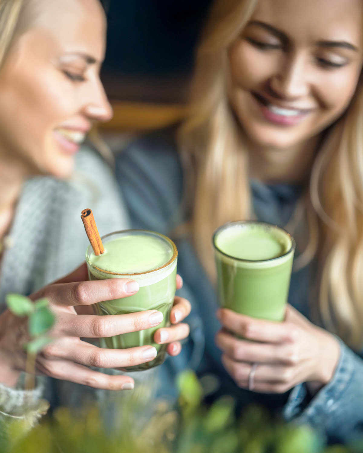 Dvě ženy si vychutnávají prémiové matcha latte se skořicí