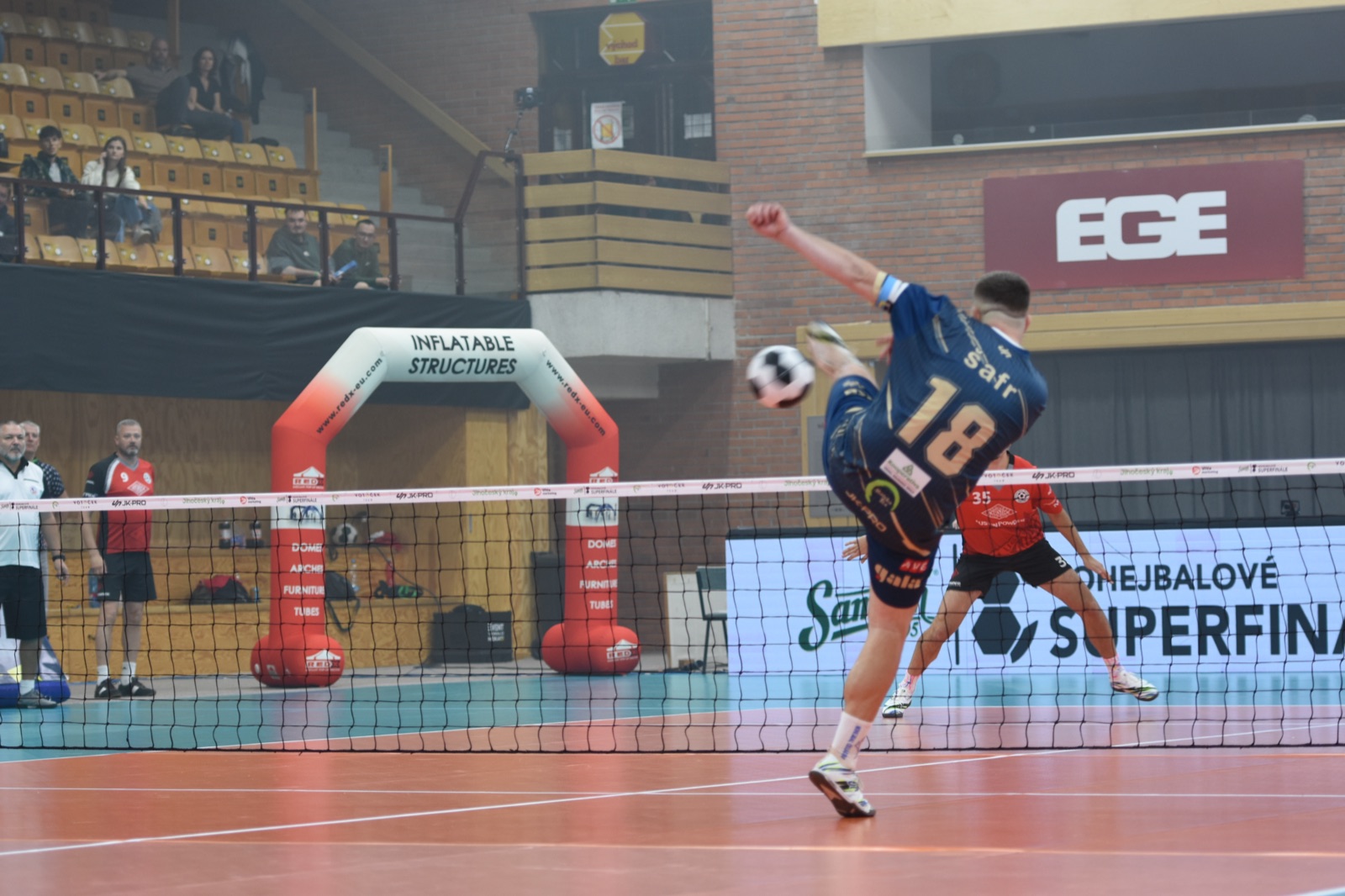 Radek Šafr při útoku ve finále extraligy nohejbalu 2026