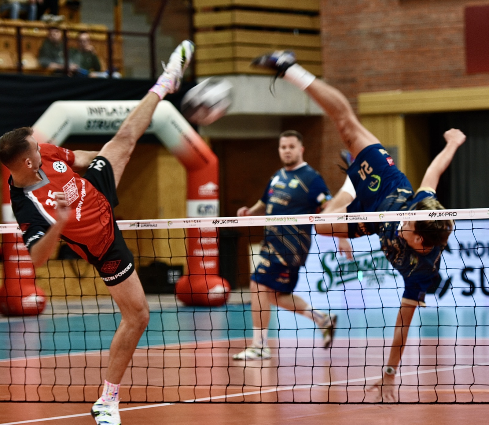 Souboj u sítě ve finále extraligy nohejbalu Čelákovice – Vsetín