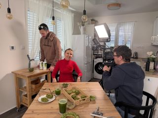 Dnešní den svatého Patrika byl krásně zelený! 🍀🍵 Ráno se u nás zastavila Česká televize a natáčeli jsme další díl pořadu...