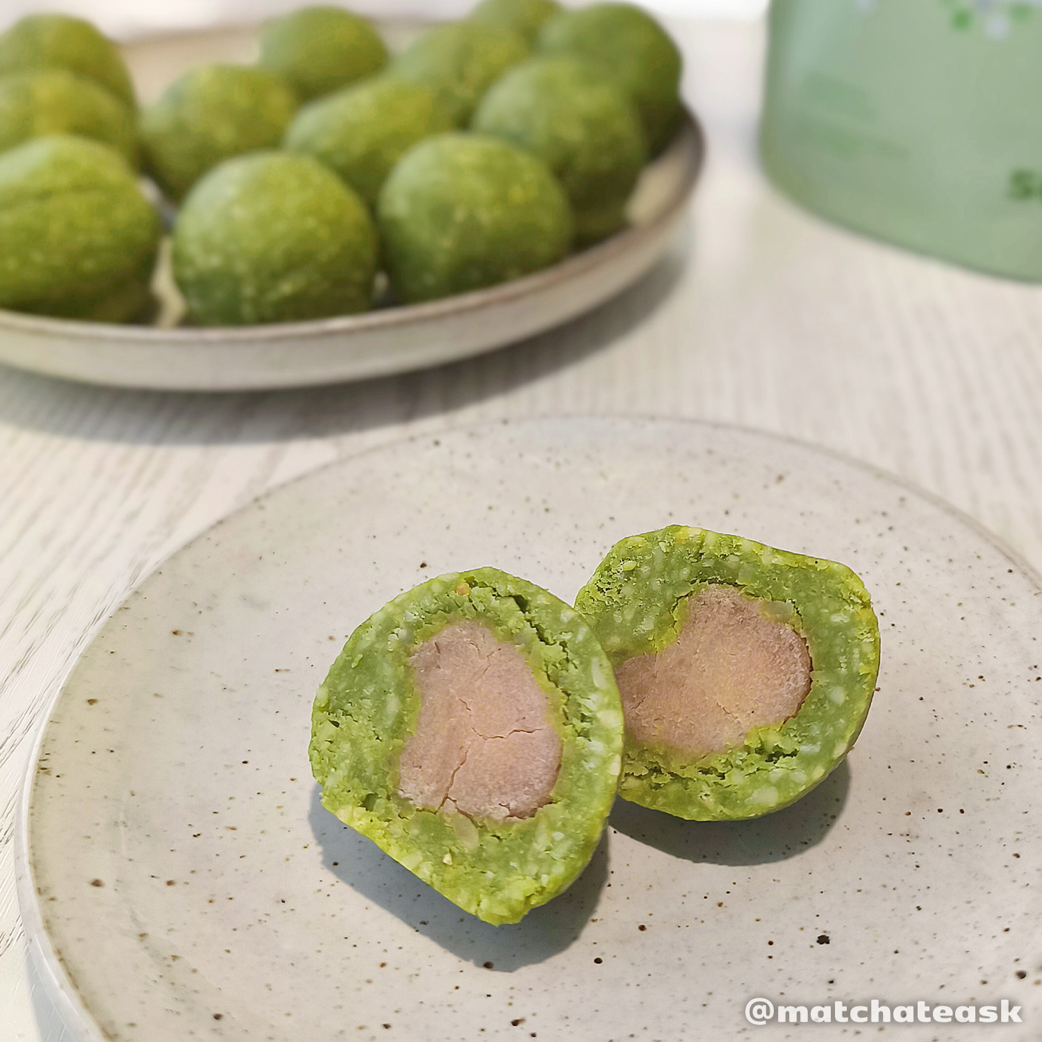 Nepečené matcha kešu guličky s gaštanovým srdcom