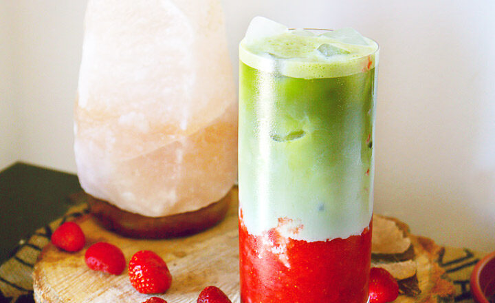 Jahodové matcha latte