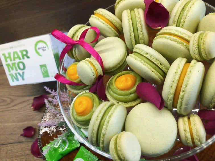 Matcha makrónky mangovou a matcha čokoládovou náplňou